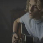 Manel Navarro, en un momento del videoclip de Keep on falling.-EL PERIÓDICO