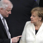 Scheehofer, junto a Merkel.-MARKUS SCHREIBER