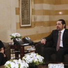 María Dolores de Cospedal con el primer ministro libanés, Saad Hariri, el 2 de marzo en Beirut.-