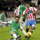 Valle salva la entrada de un jugador del Betis el pasado curso.-EL PROGRESO