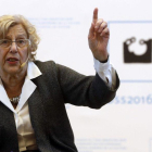 La alcaldesa de Madrid Manuela Carmena  durante su intervención un encuentro de regidores municipales por la paz.-JAVI ETXEZARRETA (EFE)