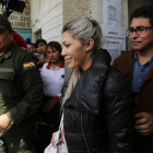 Gabriela Zapata, exnovia de Evo Morales, a la salida de una comisaría de policía en La Paz.-AP / JUAN KARITA