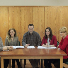 Virginia Jiménez (izq),Álvaro Morales (centro) y Esther Peña (dch.) junto a varios compañeros ayer en Briviesca.-G. G.