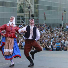 La plaza de San Juan volvió a llenarse anoche para aplaudir a los bailarines. Aquí una pareja del grupo de Chequia.-Raúl Ochoa