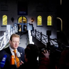 Ard van der Steur, titular holandés de Seguridad y Justicia, habla ante la prensa a su llegada a la reunión, este lunes en Ámsterdam.-AFP