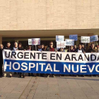 Una treintena de personas se desplazó ayer a las puertas de las Cortes de Castilla y León.-ECB
