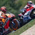 Marc Márquez deja pasar a Andrea Dovizioso durante la sesión de clasificación del GP de la República Checa.-AFP