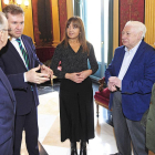 De izqda a dcha: Pablo González, Javier Lacalle, Carolina Blasco, Álvaro Manso y Juan Carlos Elorza converan momentos antes de la presentación.-ISRAEL L. MURILLO