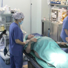 La paciente tendida en la camilla, momentos antes de que se le realizara la cesárea.-HOSPITAL RECOLETAS