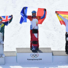 Regino Hernández, en el podio, junto al francés Vaultier (centro) y el australiano Hughes.-REUTERS / DYLAN MARTINEZ