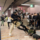 Agentes de policía cargan contra ciudadanos que venían de la manifestación, en la estación de metro Prince Edward de Hong Kong, este sábado.-AP / HK01