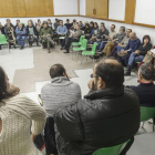 Raúl Salinero, a la derecha, en el inicio de la asamblea en el centro municipal de Comuneros.-SANTI OTERO