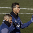Cristiano Ronaldo y Benzema, durante el entrenamiento de este martes en la ciudad deportiva de Valdebebas.-EFE / EMILIO NARANJO