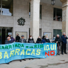 Los vecinos de la Barriada de los Ríos se manifestaron en contra de mantener las barracas en el polígono docente. SANTI OTERO