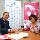 El presidente de la oficina de La Caixa de la calle Embajadores, Juan Manuel Descombes, y la presidenta de Aclad, María Gutiérrez-Cortines, firman la donación de 5.000 euros para la asociación-Ical