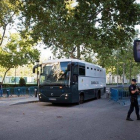 Un furgón de la Guardia Civil conduce a los independentistas radicales enviados a prisión por el juez de la Audiencia Nacional Manuel García Castellón.-EFE / LUCA PIERGIOVANNI