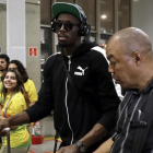 Usain Bolt, a su llegada al aeropuerto de Río, con el equipo jamaicano-PATRICK SEMANSKY / AP