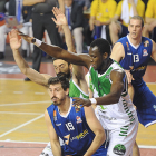Roger Fornas postea ante Thomas y Pérez, ayer.-ISRAEL L. MURILLO