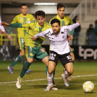 Pisculichi protege el balón durante un partido.-SANTI OTERO