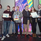 Algunos miembros de las bandas galardonadas posaron con miembros del jurado y organización.-Raúl Ochoa