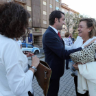 El consejero de Fomento, Juan Carlos Suárez Quiñones, junto a la alcaldesa de Ponferrada, Gloria Fernández Merayo (I), y la Comisaria Jefe de Ponferrada, Estíbaliz Palma (D), durante la conferencia sobre la 'Ley mordaza', en Ponferrada-Ical