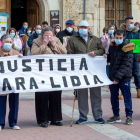 La familia de Lidia González encabezó la concentración, en Melgar de Fernamental, para exigir justicia tras la presunta mala praxis que acabó con su vida. SANTI OTERO