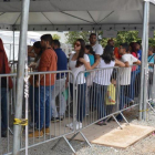 Ciudadanos de Venezuela esperan entrar en Brasil.-GERALDO MAIA (EFE)