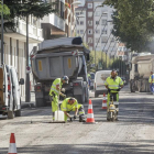 Los trabajadores preparan la calzada para el asfaltado en la avenida Arlanzón, en las traseras de la Subdelegación.-SANTI OTERO