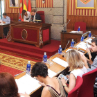 A la derecha de la imagen la silla vacía del interventor a la izquierda el secretario municipal.-ISRAEL L. MURILLO