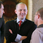 McMullin saluda a comensales y seguidores en una cena de campaña en Salt Lake City (Utah), el 1 de noviembre.-AFP / GEORGE FREY