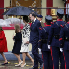 El presidente del Gobierno en funciones, Mariano Rajoy, en el desfile militar del 12-O junto a la reina Letizia y sus hijas-JUAN MANUEL PRATS