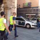 Agentes de la Guardia Civil salen de registrar el Ayuntamiento de Sant Celoni, el 28 de agosto del 2015.-HELENA LÓPEZ