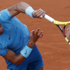 Nadal ejecuta un saque, en su partido ante Pella en Roland Garros.-/ AP / MICHE EULER (AP)