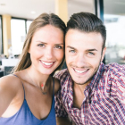 Pareja joven haciéndose un selfie.-123RF