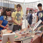 Los puestos de la feria son muy variados, desde alimentación a artesanía o joyería.-ECB