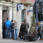 Varias personas hacen cola en la puerta de una administración de loterías de la capital burgalesa.-RAÚL G. OCHOA