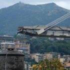 Los escombros del puente que ha colapsado en Génova.  /-ANDREA LEONI