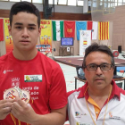 Bryan Cárdenas posa con las medallas conquistadas en el Nacional sub 17 junto al técnico Manuel García.-ECB