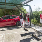 Imagen de un punto de recarga para vehículos eléctricos.-ISRAEL L. MURILLO