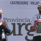 Fernando Gaviria recoge un premio en el podio de honor. SANTI OTERO