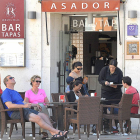 El sector servicios, impulsado por la hostelería y el turismo, redujo el número de parados un 6% en un mes.-I.L.M