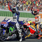 Jorge Lorenzo y Marc Márquez saludan a los aficionados reunidos en Cheste tras acabar primero y segundo en la sesión de clasifiacción del sábado.-EFE / MANUEL BRUQUE