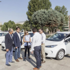 Berzosa, segundo por la izquierda, junto a los vehículos eléctricos presentados ayer.-SANTI OTERO