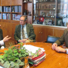 El alcalde (a la izda.) charla con el delegado territorial y el jefe del servicio territorial de Fomento de la Junta-E. M.