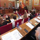 Momento de una votación durante el Pleno municipal.-ISRAEL L. MURILLO