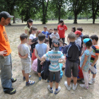 Un grupo de niños atiende a las explicaciones de los monitores.-ISRAEL L. MURILLO
