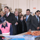 El Rey, acompañado entre otros por Pedro Ballvé, Soraya Saénz de Santamaría y Juan Vicente Herrera, oberva uno de los procesos de la planta.-ISRAEL L. MURILLO