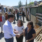 El alcalde de Burgos, Daniel de la Rosa, conversa con dos vecinas del poblado chabolista de El Encuentro.-RAÚL G. OCHOA