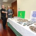 La droga en forma de ‘bellotas’ incautada por la Policía Nacional y la Guardia Civil, junto con el dinero, el arma y los móviles.-RAÚL G. OCHOA