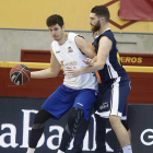 Goran Huskic en plena acción contra UCAM Murcia-ACB.com